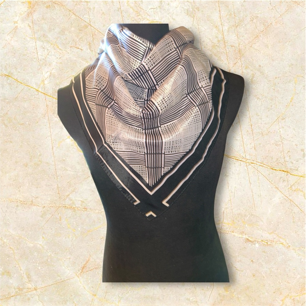 Vintage Robinson/Golluber 70’s Blk & Wht Polyester Scarf  26’X 26.’